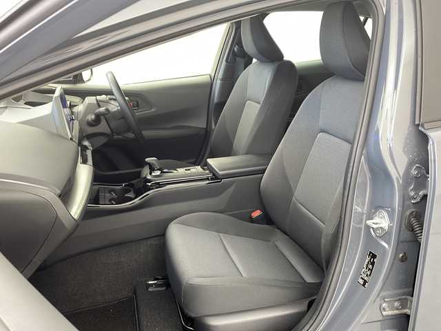 トヨタ プリウス U 兵庫県 2023(令5)年 3.5万km グレーＭ ・純正ディスプレイオーディオ/・AppleCarPlay/・AndroidAuto/・Bluetooth接続/・フルセグTV/・バックカメラ/・電子パーキングブレーキ/・オートホールド機能/・前後ドライブレコーダー/・ビルトインETC2.0/・前後ドライブレコーダー/・トヨタセーフティセンス/・レーンディパーチャーアラート/・プリクラッシュセーフティ/・プロアクティブドライビングアシスト/・クリアランスソナー/・パーキングサポートブレーキ/・ロードサインアシスト/・レーダークルーズコントロール/・オートマチックハイビーム/・USB充電ポート/・純正フロアマット/・取扱説明書/・保証書/・LEDヘッドランプ