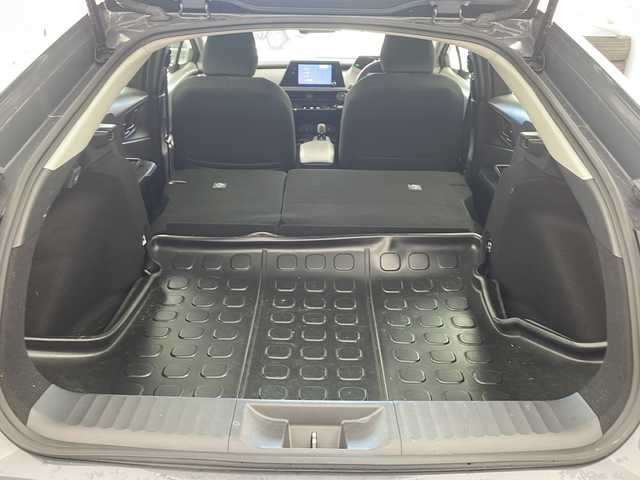 トヨタ プリウス U 兵庫県 2023(令5)年 3.5万km グレーＭ ・純正ディスプレイオーディオ/・AppleCarPlay/・AndroidAuto/・Bluetooth接続/・フルセグTV/・バックカメラ/・電子パーキングブレーキ/・オートホールド機能/・前後ドライブレコーダー/・ビルトインETC2.0/・前後ドライブレコーダー/・トヨタセーフティセンス/・レーンディパーチャーアラート/・プリクラッシュセーフティ/・プロアクティブドライビングアシスト/・クリアランスソナー/・パーキングサポートブレーキ/・ロードサインアシスト/・レーダークルーズコントロール/・オートマチックハイビーム/・USB充電ポート/・純正フロアマット/・取扱説明書/・保証書/・LEDヘッドランプ