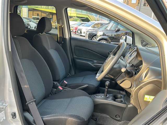 日産 ノート X 兵庫県 2013(平25)年 6.7万km ブリリアントシルバー 純正ナビ/CD/DVD/フルセグTV/Bluetooth/インテリジェントキー/エンジンプッシュスタート/電動格納ミラー/プライバシーミラー/運転席シートリフター