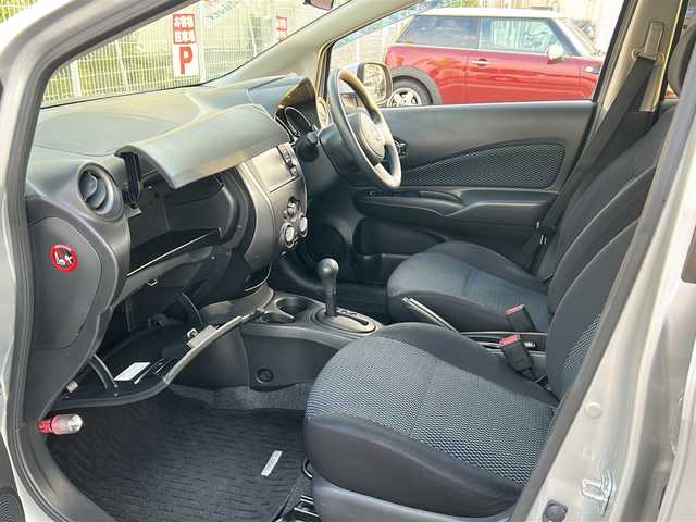 日産 ノート X 兵庫県 2013(平25)年 6.7万km ブリリアントシルバー 純正ナビ/CD/DVD/フルセグTV/Bluetooth/インテリジェントキー/エンジンプッシュスタート/電動格納ミラー/プライバシーミラー/運転席シートリフター