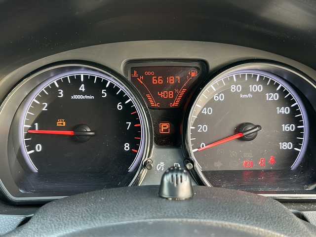 日産 ノート X 兵庫県 2013(平25)年 6.7万km ブリリアントシルバー 純正ナビ/CD/DVD/フルセグTV/Bluetooth/インテリジェントキー/エンジンプッシュスタート/電動格納ミラー/プライバシーミラー/運転席シートリフター