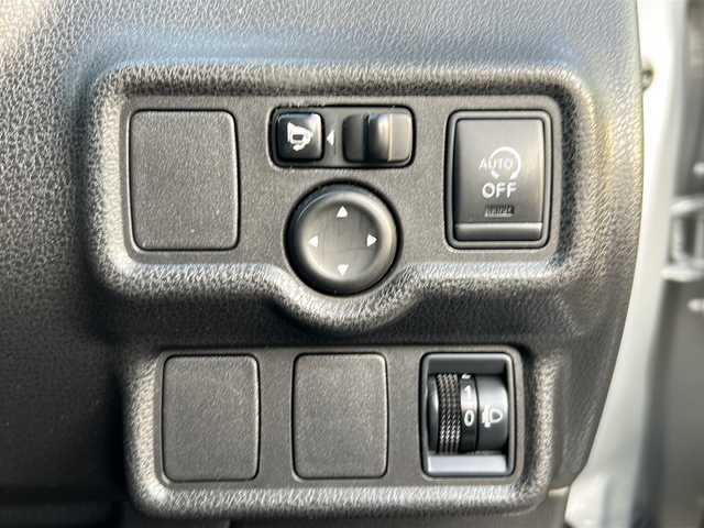 日産 ノート X 兵庫県 2013(平25)年 6.7万km ブリリアントシルバー 純正ナビ/CD/DVD/フルセグTV/Bluetooth/インテリジェントキー/エンジンプッシュスタート/電動格納ミラー/プライバシーミラー/運転席シートリフター