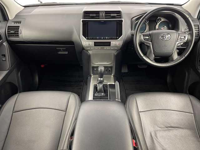 トヨタ ランドクルーザー プラド TX 新潟県 2022(令4)年 2.9万km ブラック 7人乗り/ディーゼル車/プリクラッシュセーフティ/レーダークルーズコントロール/レーンキープアシスト/クリアランスソナー/パーキングサポートブレーキ/ALPINEナビ（X9NX）/バックカメラ/フルセグTV/Bluetooth/USB/HDMI接続/ETC/ドライブレコーダー/センターデフロック/ダウンヒルアシスト/革調シートカバー/オートライト/オートハイビーム/LEDヘッドライト/ステアイングスイッチ/オートドアミラー/純正フロアマット/ドアバイザー