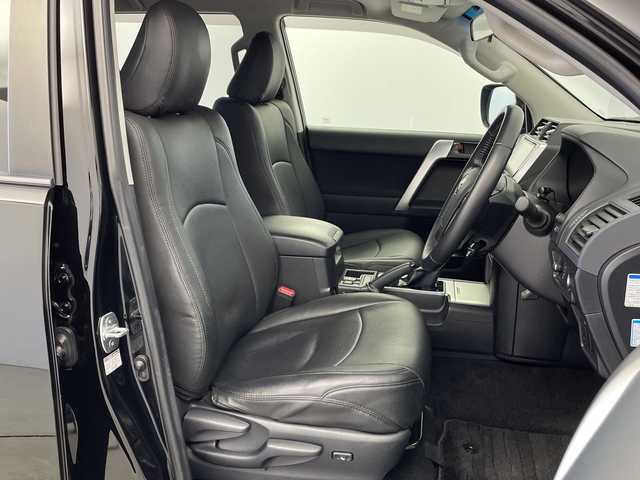 トヨタ ランドクルーザー プラド TX 新潟県 2022(令4)年 2.9万km ブラック 7人乗り/ディーゼル車/プリクラッシュセーフティ/レーダークルーズコントロール/レーンキープアシスト/クリアランスソナー/パーキングサポートブレーキ/ALPINEナビ（X9NX）/バックカメラ/フルセグTV/Bluetooth/USB/HDMI接続/ETC/ドライブレコーダー/センターデフロック/ダウンヒルアシスト/革調シートカバー/オートライト/オートハイビーム/LEDヘッドライト/ステアイングスイッチ/オートドアミラー/純正フロアマット/ドアバイザー