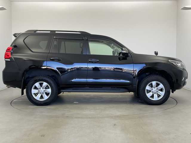 トヨタ ランドクルーザー プラド TX 新潟県 2022(令4)年 2.9万km ブラック 7人乗り/ディーゼル車/プリクラッシュセーフティ/レーダークルーズコントロール/レーンキープアシスト/クリアランスソナー/パーキングサポートブレーキ/ALPINEナビ（X9NX）/バックカメラ/フルセグTV/Bluetooth/USB/HDMI接続/ETC/ドライブレコーダー/センターデフロック/ダウンヒルアシスト/革調シートカバー/オートライト/オートハイビーム/LEDヘッドライト/ステアイングスイッチ/オートドアミラー/純正フロアマット/ドアバイザー