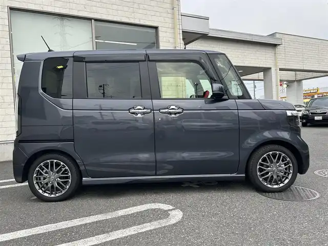 ホンダ Ｎ ＢＯＸ カスタム ターボ 埼玉県 2024(令6)年 0.1万km メテオロイドグレーメタリック ワンオーナー/ハーフレザーシート/純正SDナビ/　DTV/CD/DVD/BT/USB/　Apple CarPlay/Honda SENSING/　・アダプティブクルーズコントロール/　・近距離衝突軽減ブレーキ/　・急アクセル抑制機能/　・車線維持支援システム(LKAS)/　・オートハイビーム/両側パワースライドドア/純正ナビ連動ETC2.0/(DTH-203M）/純正ナビ連動前後ドライブレコーダー/(DRH-229ND)/フロントシートヒーター/リヤデフロスター/ヒーテッドドアミラースイッチ/アイドリングストップ/ソナーセンサー/パドルシフト/緊急通報ボタン/横滑り防止装置/純正フロアマット/スマートキー/スペアキー/保証書/取説/記録簿