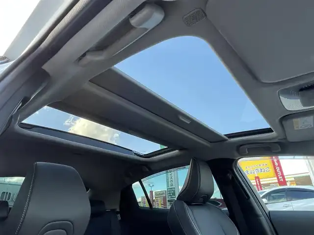 トヨタ プリウス Z 群馬県 2023(令5)年 0.9万km プラチナホワイトパールマイカ トヨタセーフティセンス/パノラマルーフ/純正コネクトナビ/パノラミックビュー/ドライブレコーダー/シートヒーター/シートエアコン/ＥＴＣ/パワーシート/電動リアゲート/ワイヤレス充電機/Bluetooth/本革ステアリング/ステアリングヒーター/シートセットポジションメモリー/BSM/Miracast/純正フロアマット/AHB/アダプティブクルーズコントロール/フルセグ/純正19インチアルミホイール/ビルトインETC2.0/LEDヘッドライト/パワーステアリング/レザーシート