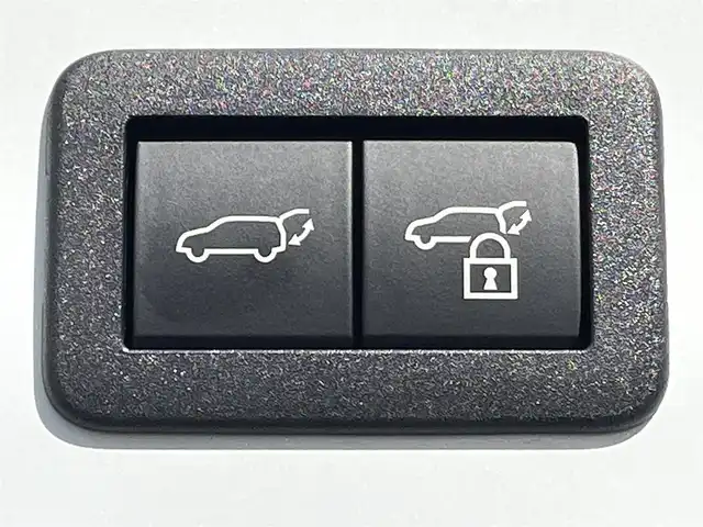 トヨタ プリウス Z 群馬県 2023(令5)年 0.9万km プラチナホワイトパールマイカ トヨタセーフティセンス/パノラマルーフ/純正コネクトナビ/パノラミックビュー/ドライブレコーダー/シートヒーター/シートエアコン/ＥＴＣ/パワーシート/電動リアゲート/ワイヤレス充電機/Bluetooth/本革ステアリング/ステアリングヒーター/シートセットポジションメモリー/BSM/Miracast/純正フロアマット/AHB/アダプティブクルーズコントロール/フルセグ/純正19インチアルミホイール/ビルトインETC2.0/LEDヘッドライト/パワーステアリング/レザーシート