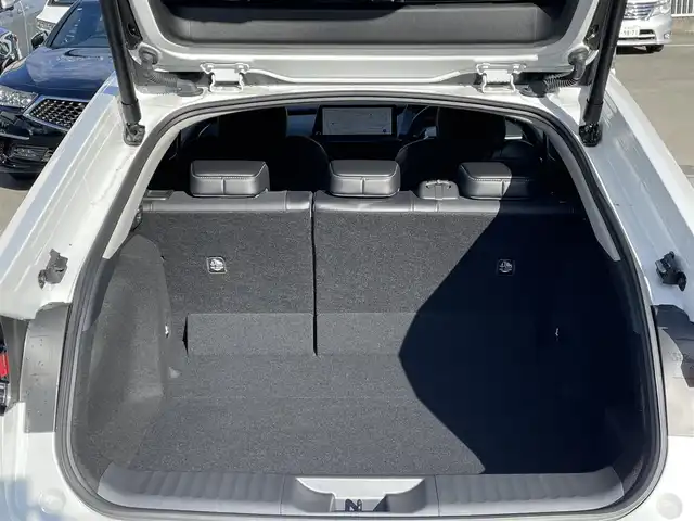 トヨタ プリウス Z 群馬県 2023(令5)年 0.9万km プラチナホワイトパールマイカ トヨタセーフティセンス/パノラマルーフ/純正コネクトナビ/パノラミックビュー/ドライブレコーダー/シートヒーター/シートエアコン/ＥＴＣ/パワーシート/電動リアゲート/ワイヤレス充電機/Bluetooth/本革ステアリング/ステアリングヒーター/シートセットポジションメモリー/BSM/Miracast/純正フロアマット/AHB/アダプティブクルーズコントロール/フルセグ/純正19インチアルミホイール/ビルトインETC2.0/LEDヘッドライト/パワーステアリング/レザーシート