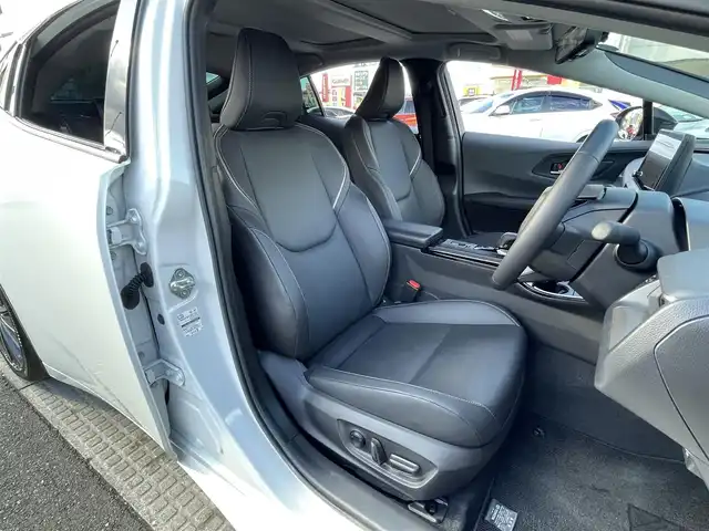 トヨタ プリウス Z 群馬県 2023(令5)年 0.9万km プラチナホワイトパールマイカ トヨタセーフティセンス/パノラマルーフ/純正コネクトナビ/パノラミックビュー/ドライブレコーダー/シートヒーター/シートエアコン/ＥＴＣ/パワーシート/電動リアゲート/ワイヤレス充電機/Bluetooth/本革ステアリング/ステアリングヒーター/シートセットポジションメモリー/BSM/Miracast/純正フロアマット/AHB/アダプティブクルーズコントロール/フルセグ/純正19インチアルミホイール/ビルトインETC2.0/LEDヘッドライト/パワーステアリング/レザーシート