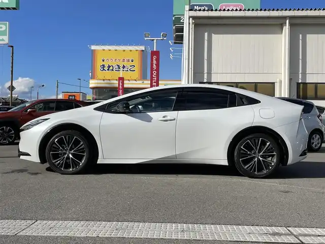 トヨタ プリウス Z 群馬県 2023(令5)年 0.9万km プラチナホワイトパールマイカ トヨタセーフティセンス/パノラマルーフ/純正コネクトナビ/パノラミックビュー/ドライブレコーダー/シートヒーター/シートエアコン/ＥＴＣ/パワーシート/電動リアゲート/ワイヤレス充電機/Bluetooth/本革ステアリング/ステアリングヒーター/シートセットポジションメモリー/BSM/Miracast/純正フロアマット/AHB/アダプティブクルーズコントロール/フルセグ/純正19インチアルミホイール/ビルトインETC2.0/LEDヘッドライト/パワーステアリング/レザーシート