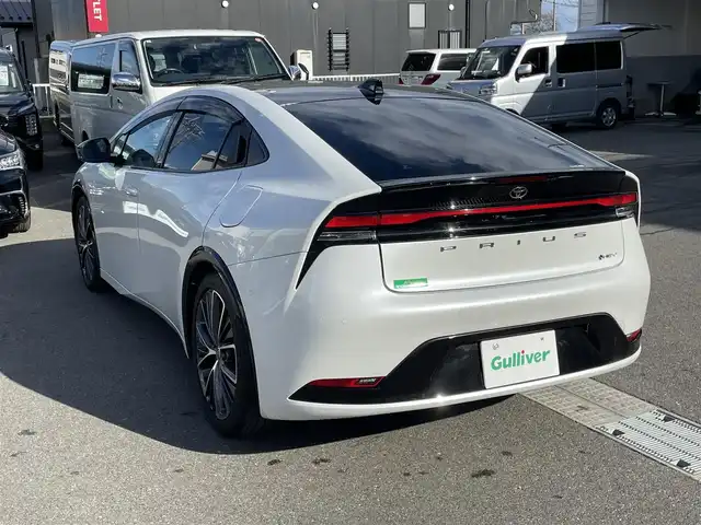 トヨタ プリウス Z 群馬県 2023(令5)年 0.9万km プラチナホワイトパールマイカ トヨタセーフティセンス/パノラマルーフ/純正コネクトナビ/パノラミックビュー/ドライブレコーダー/シートヒーター/シートエアコン/ＥＴＣ/パワーシート/電動リアゲート/ワイヤレス充電機/Bluetooth/本革ステアリング/ステアリングヒーター/シートセットポジションメモリー/BSM/Miracast/純正フロアマット/AHB/アダプティブクルーズコントロール/フルセグ/純正19インチアルミホイール/ビルトインETC2.0/LEDヘッドライト/パワーステアリング/レザーシート