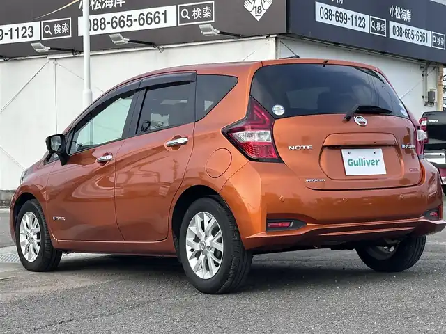 日産 ノート e－パワー メダリスト 徳島県 2017(平29)年 3.9万km プレミアムコロナオレンジ 純正7型ナビ　MM316D-L/（USB/AUX/BT/ラジオ/フルセグ）/デジタルインナーミラー/アラウンドビューモニター/バックカメラ/前後コーナーセンサー/LEDヘッドライト/フォグライト/オートライト/ドライブレコーダー/ETC/純正15AW/純正フロアマット/スペアキー