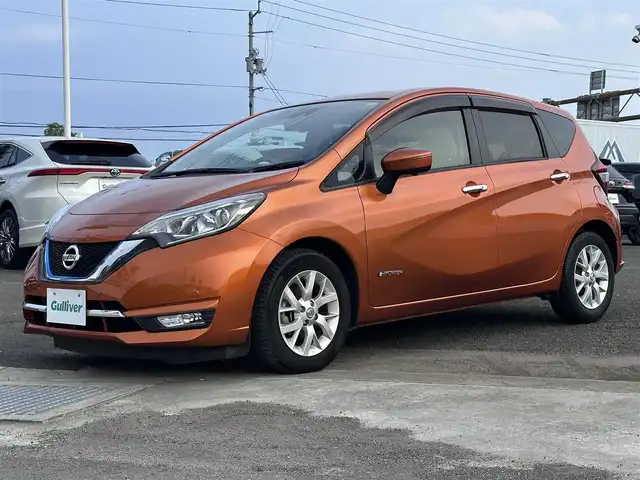 日産 ノート e－パワー メダリスト 徳島県 2017(平29)年 3.9万km プレミアムコロナオレンジ 純正7型ナビ　MM316D-L/（USB/AUX/BT/ラジオ/フルセグ）/デジタルインナーミラー/アラウンドビューモニター/バックカメラ/前後コーナーセンサー/LEDヘッドライト/フォグライト/オートライト/ドライブレコーダー/ETC/純正15AW/純正フロアマット/スペアキー