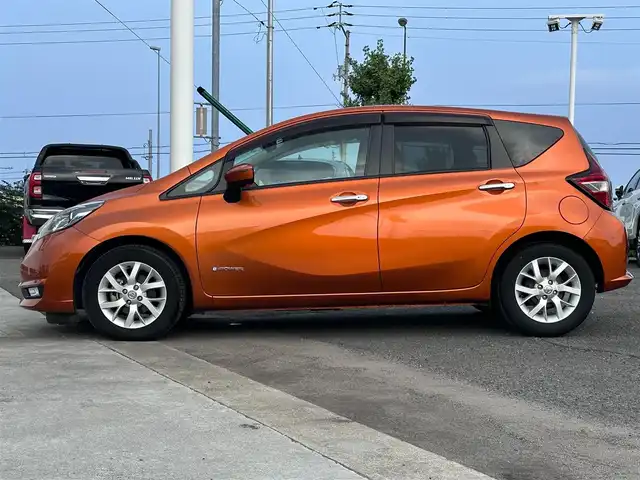 日産 ノート e－パワー メダリスト 徳島県 2017(平29)年 3.9万km プレミアムコロナオレンジ 純正7型ナビ　MM316D-L/（USB/AUX/BT/ラジオ/フルセグ）/デジタルインナーミラー/アラウンドビューモニター/バックカメラ/前後コーナーセンサー/LEDヘッドライト/フォグライト/オートライト/ドライブレコーダー/ETC/純正15AW/純正フロアマット/スペアキー