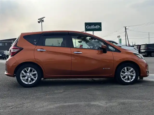 日産 ノート e－パワー メダリスト 徳島県 2017(平29)年 3.9万km プレミアムコロナオレンジ 純正7型ナビ　MM316D-L/（USB/AUX/BT/ラジオ/フルセグ）/デジタルインナーミラー/アラウンドビューモニター/バックカメラ/前後コーナーセンサー/LEDヘッドライト/フォグライト/オートライト/ドライブレコーダー/ETC/純正15AW/純正フロアマット/スペアキー