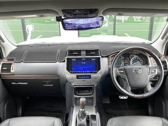 トヨタ ランドクルーザー プラド TX Lパッケージ 福岡県 2023(令5)年 2.9万km ホワイトパールクリスタルシャイン ・ワンオーナー/・純正エアロパーツ/・サンルーフ/・ブラックレザーシート/・アルパイン製９型ナビ/・アルパイン製デジタルインナーミラー/・アルパイン製ドライブレコーダー/・純正オプションウッドコンビハンドル/・純正オプションウッドコンビシフトノブ/・ウッド調パネル/・バックカメラ/・７人乗り/・シートヒーター/・エアシート/・パワーシート/・純正１９インチアルミホイル/・ルーフレール/・ドアバイザー/・フロアマット/・スマートキー/・保証書/・取扱説明書