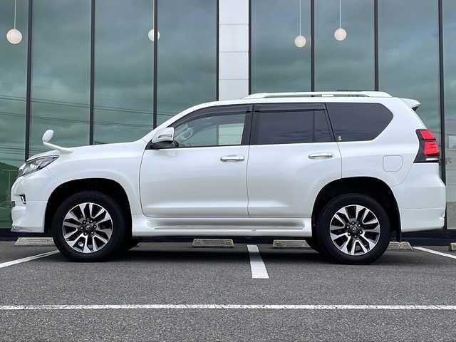 トヨタ ランドクルーザー プラド TX Lパッケージ 福岡県 2023(令5)年 2.9万km ホワイトパールクリスタルシャイン ・ワンオーナー/・純正エアロパーツ/・サンルーフ/・ブラックレザーシート/・アルパイン製９型ナビ/・アルパイン製デジタルインナーミラー/・アルパイン製ドライブレコーダー/・純正オプションウッドコンビハンドル/・純正オプションウッドコンビシフトノブ/・ウッド調パネル/・バックカメラ/・７人乗り/・シートヒーター/・エアシート/・パワーシート/・純正１９インチアルミホイル/・ルーフレール/・ドアバイザー/・フロアマット/・スマートキー/・保証書/・取扱説明書