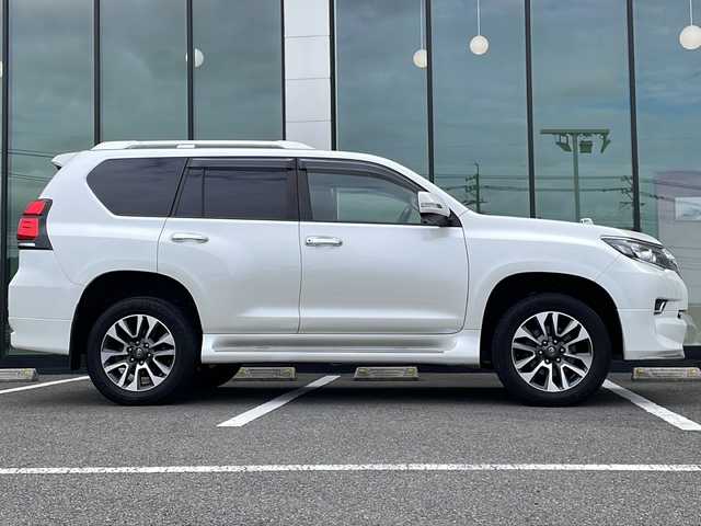 トヨタ ランドクルーザー プラド TX Lパッケージ 福岡県 2023(令5)年 2.9万km ホワイトパールクリスタルシャイン ・ワンオーナー/・純正エアロパーツ/・サンルーフ/・ブラックレザーシート/・アルパイン製９型ナビ/・アルパイン製デジタルインナーミラー/・アルパイン製ドライブレコーダー/・純正オプションウッドコンビハンドル/・純正オプションウッドコンビシフトノブ/・ウッド調パネル/・バックカメラ/・７人乗り/・シートヒーター/・エアシート/・パワーシート/・純正１９インチアルミホイル/・ルーフレール/・ドアバイザー/・フロアマット/・スマートキー/・保証書/・取扱説明書