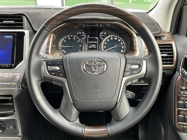 トヨタ ランドクルーザー プラド TX Lパッケージ 福岡県 2023(令5)年 2.9万km ホワイトパールクリスタルシャイン ・ワンオーナー/・純正エアロパーツ/・サンルーフ/・ブラックレザーシート/・アルパイン製９型ナビ/・アルパイン製デジタルインナーミラー/・アルパイン製ドライブレコーダー/・純正オプションウッドコンビハンドル/・純正オプションウッドコンビシフトノブ/・ウッド調パネル/・バックカメラ/・７人乗り/・シートヒーター/・エアシート/・パワーシート/・純正１９インチアルミホイル/・ルーフレール/・ドアバイザー/・フロアマット/・スマートキー/・保証書/・取扱説明書