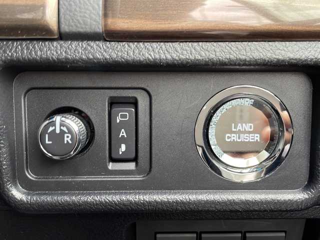 トヨタ ランドクルーザー プラド TX Lパッケージ 福岡県 2023(令5)年 2.9万km ホワイトパールクリスタルシャイン ・ワンオーナー/・純正エアロパーツ/・サンルーフ/・ブラックレザーシート/・アルパイン製９型ナビ/・アルパイン製デジタルインナーミラー/・アルパイン製ドライブレコーダー/・純正オプションウッドコンビハンドル/・純正オプションウッドコンビシフトノブ/・ウッド調パネル/・バックカメラ/・７人乗り/・シートヒーター/・エアシート/・パワーシート/・純正１９インチアルミホイル/・ルーフレール/・ドアバイザー/・フロアマット/・スマートキー/・保証書/・取扱説明書