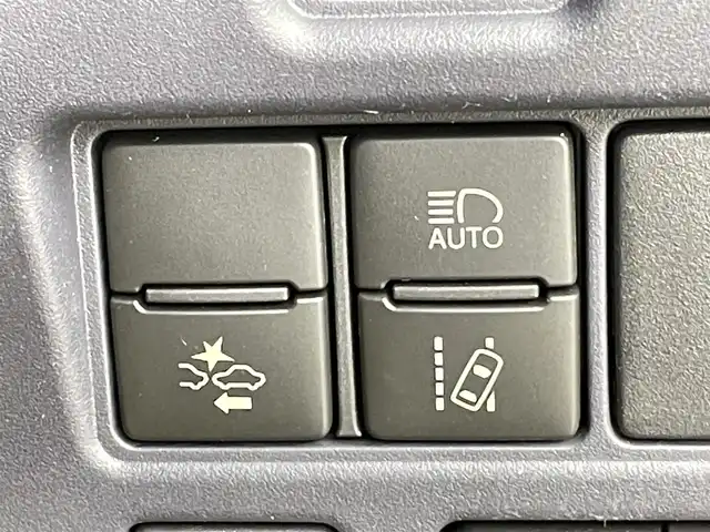 トヨタ ヴォクシー ZS 煌Ⅱ 千葉県 2016(平28)年 8.8万km ホワイトパールクリスタルシャイン 禁煙車/Toyota Safety Sense C/・プリクラッシュブレーキ/・レーンキーピングアシスト/・ハイビームアシスト/・横滑り防止装置 /・衝突安全ボディ/両側パワースライドドア/社外8インチナビ/CD/DVD/Bluetooth/フルセグ/バックカメラ/LEDオートライト/純正16インチアルミホイール/純正フロアマット/オートエアコン/アイドリングストップ/プッシュスタート/スマートキー