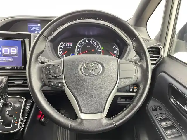 トヨタ ヴォクシー ZS 煌Ⅱ 千葉県 2016(平28)年 8.8万km ホワイトパールクリスタルシャイン 禁煙車/Toyota Safety Sense C/・プリクラッシュブレーキ/・レーンキーピングアシスト/・ハイビームアシスト/・横滑り防止装置 /・衝突安全ボディ/両側パワースライドドア/社外8インチナビ/CD/DVD/Bluetooth/フルセグ/バックカメラ/LEDオートライト/純正16インチアルミホイール/純正フロアマット/オートエアコン/アイドリングストップ/プッシュスタート/スマートキー