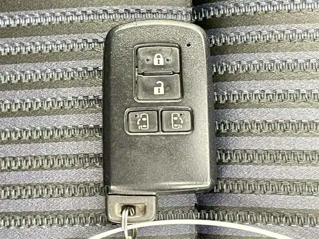 トヨタ ヴォクシー ZS 煌Ⅱ 千葉県 2016(平28)年 8.8万km ホワイトパールクリスタルシャイン 禁煙車/Toyota Safety Sense C/・プリクラッシュブレーキ/・レーンキーピングアシスト/・ハイビームアシスト/・横滑り防止装置 /・衝突安全ボディ/両側パワースライドドア/社外8インチナビ/CD/DVD/Bluetooth/フルセグ/バックカメラ/LEDオートライト/純正16インチアルミホイール/純正フロアマット/オートエアコン/アイドリングストップ/プッシュスタート/スマートキー