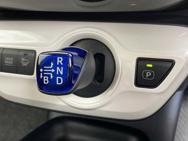 トヨタ プリウス S 茨城県 2016(平28)年 5.9万km スーパーホワイトⅡ 社外ナビ/ワンセグTV/バックカメラ/ETC/追従クルーズコントロール/社外15インチアルミホイール/横滑り防止装置/LEDヘッドライト/衝突軽減ブレーキ