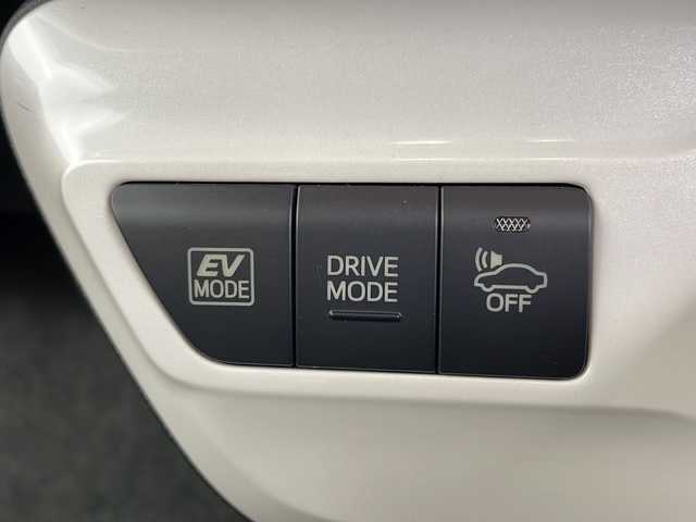 トヨタ プリウス S 茨城県 2016(平28)年 5.9万km スーパーホワイトⅡ 社外ナビ/ワンセグTV/バックカメラ/ETC/追従クルーズコントロール/社外15インチアルミホイール/横滑り防止装置/LEDヘッドライト/衝突軽減ブレーキ