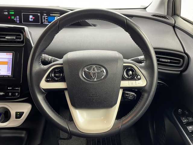 トヨタ プリウス S 茨城県 2016(平28)年 5.9万km スーパーホワイトⅡ 社外ナビ/ワンセグTV/バックカメラ/ETC/追従クルーズコントロール/社外15インチアルミホイール/横滑り防止装置/LEDヘッドライト/衝突軽減ブレーキ