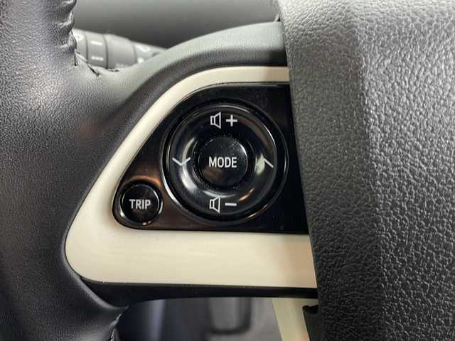 トヨタ プリウス S 茨城県 2016(平28)年 5.9万km スーパーホワイトⅡ 社外ナビ/ワンセグTV/バックカメラ/ETC/追従クルーズコントロール/社外15インチアルミホイール/横滑り防止装置/LEDヘッドライト/衝突軽減ブレーキ