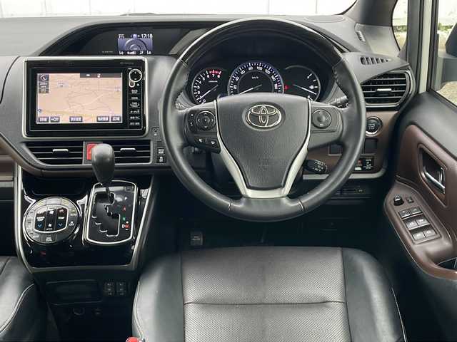 トヨタ エスクァイア Gi 埼玉県 2014(平26)年 9.2万km ホワイトパールクリスタルシャイン 外部検査実施済み/レザーシート/前席シートヒーター/純正ＳＤナビ＆フルセグＴＶ/（ＤＶＤ＆ＣＤ＆ＭＳＶ＆ＵＳＢ＆ＢＴ）/バックカメラ/ビルトインＥＴＣ/前後ドライブレコーダー/レーンアシスト/クルーズコントロール/ウッドコンビステアリング/ステアリングリモコン/アイドリングストップ/両側パワースライドドア/ＴＲＤエアロ/社外１８inアルミホイール/オートハイビーム/オートライト/ＬＥＤライト/フォグランプ/電動格納ミラー/スマートキー/プッシュスタート/Ｗエアバッグ/横滑り防止機能/ＡＢＳ/ドアバイザー/フロアマット/新車保証書/取扱説明書（車両＆ナビ）/スマートスペアキー有