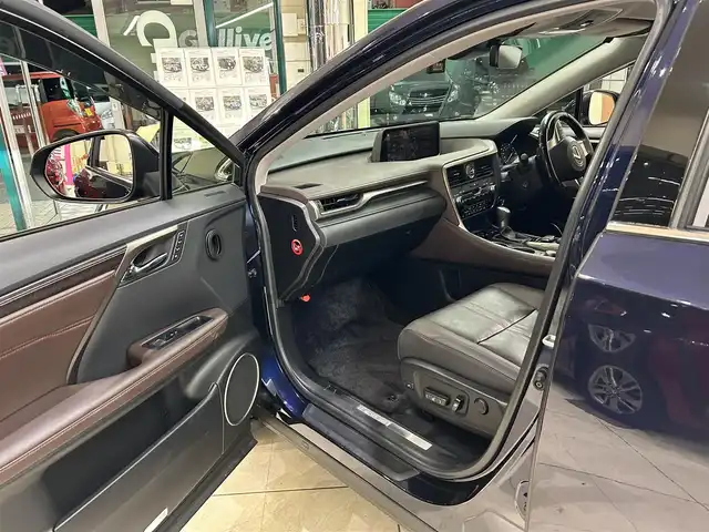 レクサス ＲＸ 450h バージョンL 東京都 2018(平30)年 3.4万km ディープブルーマイカ 純正メーカーナビ/(BT/AUX/フルセグV/DVD)/電動格納ウインカーミラー/前席パワーシート/前席メモリーシート/全席シートヒーター/前席シートクーラー/電動リアゲート/オートハイビーム/オートライト/フォグランプ/LED/ヘッドアップディスプレイ/三眼ヘッドライト/シーケンシャルウインカー/レーダークルーズコントロール/レーンキープアシスト/クリアランスソナー/オートホールド/横滑り防止/電動パーキングブレーキ/前後ドライブレコーダー/ETC2.0/純正フロアマット/後席サンシェード/トノカバー/ドアバイザー/革巻きステアリング/レザーシート/PVガラス
