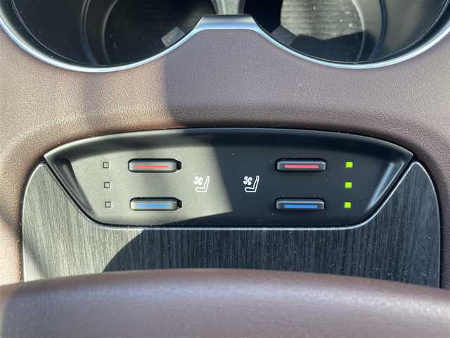 トヨタ ハリアー ハイブリッド Z レザーパッケージ 青森県 2025(令7)年 0.1万km プレシャスブラックパール ワンオーナー/寒冷地仕様/パノラミックビューモニター/調光パノラマルーフ/おくだけ充電/LEDヘッドライト/純正19AW/インナーミラー/ＪＢＬディスプレーオーディオナビ地デジ/ステアリングヒーター/ＥＴＣ２．０/パワーバックドア/本革シート/シートヒーター/スマートキー/スペアキー/新車時保証書/取扱説明書