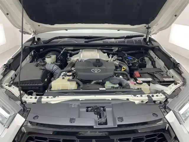 トヨタ ハイラックス Z GRスポーツ 滋賀県 2023(令5)年 2.7万km スーパーホワイトⅡ 純正8インチナビ/【Bluetooth/USB/Miracast】/バックカメラ/ハーフレザーシート/レーダークルーズコントロール/クリアランスソナー/レーンディパーチャーアラート/ヒルディセントコントロール/リアデフロック/LEDヘッドライト/オートライト/プリクラッシュセーフティ/前後ドライブレコーダー/ETC/MTモード付AT/プッシュスタート/スマートキー/ステアリングリモコン