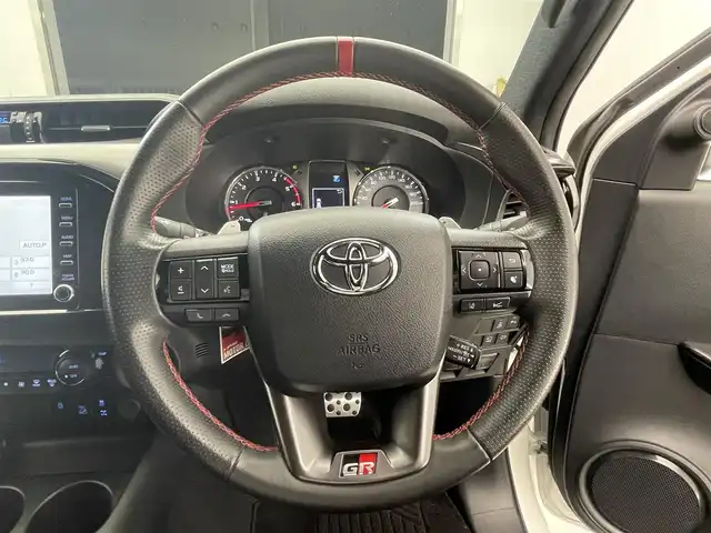 トヨタ ハイラックス Z GRスポーツ 滋賀県 2023(令5)年 2.7万km スーパーホワイトⅡ 純正8インチナビ/【Bluetooth/USB/Miracast】/バックカメラ/ハーフレザーシート/レーダークルーズコントロール/クリアランスソナー/レーンディパーチャーアラート/ヒルディセントコントロール/リアデフロック/LEDヘッドライト/オートライト/プリクラッシュセーフティ/前後ドライブレコーダー/ETC/MTモード付AT/プッシュスタート/スマートキー/ステアリングリモコン