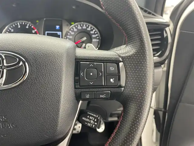 トヨタ ハイラックス Z GRスポーツ 滋賀県 2023(令5)年 2.7万km スーパーホワイトⅡ 純正8インチナビ/【Bluetooth/USB/Miracast】/バックカメラ/ハーフレザーシート/レーダークルーズコントロール/クリアランスソナー/レーンディパーチャーアラート/ヒルディセントコントロール/リアデフロック/LEDヘッドライト/オートライト/プリクラッシュセーフティ/前後ドライブレコーダー/ETC/MTモード付AT/プッシュスタート/スマートキー/ステアリングリモコン