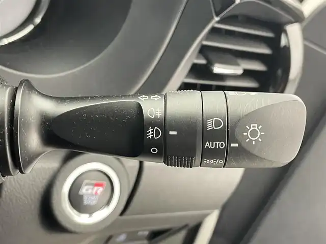 トヨタ ハイラックス Z GRスポーツ 滋賀県 2023(令5)年 2.7万km スーパーホワイトⅡ 純正8インチナビ/【Bluetooth/USB/Miracast】/バックカメラ/ハーフレザーシート/レーダークルーズコントロール/クリアランスソナー/レーンディパーチャーアラート/ヒルディセントコントロール/リアデフロック/LEDヘッドライト/オートライト/プリクラッシュセーフティ/前後ドライブレコーダー/ETC/MTモード付AT/プッシュスタート/スマートキー/ステアリングリモコン