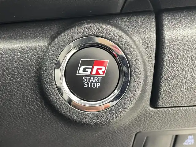 トヨタ ハイラックス Z GRスポーツ 滋賀県 2023(令5)年 2.7万km スーパーホワイトⅡ 純正8インチナビ/【Bluetooth/USB/Miracast】/バックカメラ/ハーフレザーシート/レーダークルーズコントロール/クリアランスソナー/レーンディパーチャーアラート/ヒルディセントコントロール/リアデフロック/LEDヘッドライト/オートライト/プリクラッシュセーフティ/前後ドライブレコーダー/ETC/MTモード付AT/プッシュスタート/スマートキー/ステアリングリモコン