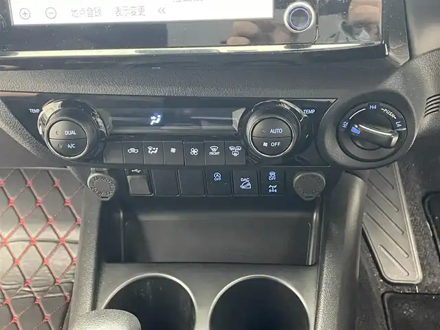 トヨタ ハイラックス Z GRスポーツ 滋賀県 2023(令5)年 2.7万km スーパーホワイトⅡ 純正8インチナビ/【Bluetooth/USB/Miracast】/バックカメラ/ハーフレザーシート/レーダークルーズコントロール/クリアランスソナー/レーンディパーチャーアラート/ヒルディセントコントロール/リアデフロック/LEDヘッドライト/オートライト/プリクラッシュセーフティ/前後ドライブレコーダー/ETC/MTモード付AT/プッシュスタート/スマートキー/ステアリングリモコン