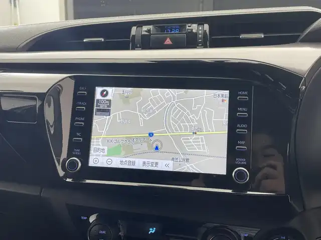 トヨタ ハイラックス Z GRスポーツ 滋賀県 2023(令5)年 2.7万km スーパーホワイトⅡ 純正8インチナビ/【Bluetooth/USB/Miracast】/バックカメラ/ハーフレザーシート/レーダークルーズコントロール/クリアランスソナー/レーンディパーチャーアラート/ヒルディセントコントロール/リアデフロック/LEDヘッドライト/オートライト/プリクラッシュセーフティ/前後ドライブレコーダー/ETC/MTモード付AT/プッシュスタート/スマートキー/ステアリングリモコン