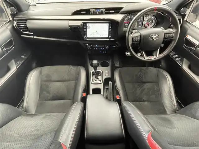 トヨタ ハイラックス Z GRスポーツ 滋賀県 2023(令5)年 2.7万km スーパーホワイトⅡ 純正8インチナビ/【Bluetooth/USB/Miracast】/バックカメラ/ハーフレザーシート/レーダークルーズコントロール/クリアランスソナー/レーンディパーチャーアラート/ヒルディセントコントロール/リアデフロック/LEDヘッドライト/オートライト/プリクラッシュセーフティ/前後ドライブレコーダー/ETC/MTモード付AT/プッシュスタート/スマートキー/ステアリングリモコン