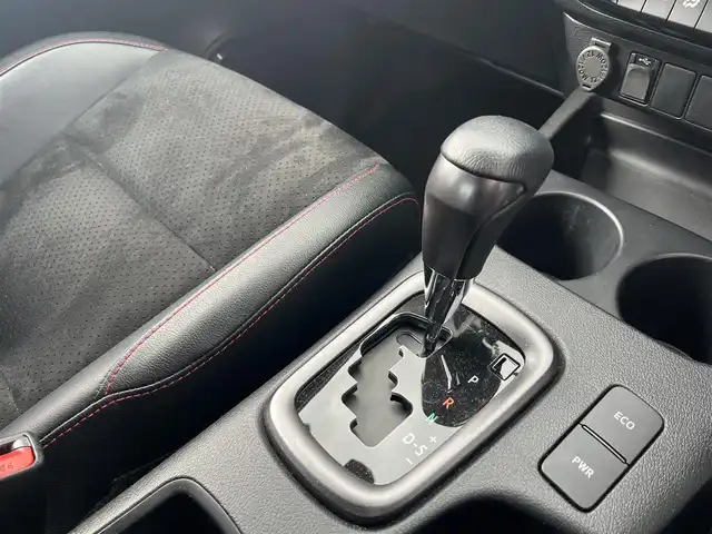 トヨタ ハイラックス Z GRスポーツ 滋賀県 2023(令5)年 2.7万km スーパーホワイトⅡ 純正8インチナビ/【Bluetooth/USB/Miracast】/バックカメラ/ハーフレザーシート/レーダークルーズコントロール/クリアランスソナー/レーンディパーチャーアラート/ヒルディセントコントロール/リアデフロック/LEDヘッドライト/オートライト/プリクラッシュセーフティ/前後ドライブレコーダー/ETC/MTモード付AT/プッシュスタート/スマートキー/ステアリングリモコン