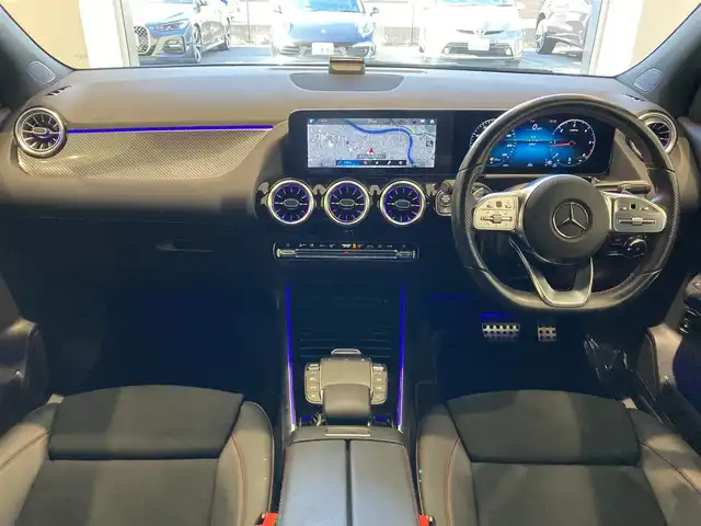 メルセデス・ベンツ Ｍ・ベンツ ＧＬＡ２００ｄ 4マチック AMGライン 熊本県 2022(令4)年 3.1万km マウンテングレー ・ワンオーナー/・スマートキー/・プッシュスタート/・DSR/・アクティブステアリングアシスト/・道路標識アシスト/・アクティブレーンキーピングアシスト/・アテンションアシスト/・ブラインドスポットモニター/・インテリジェントライトシステム/・クルーズコントロール(追従式)/・ハーフレザーシート/・前席パワーシート/・前席シートヒーター/・純正メモリナビ/　【Bluetooth・USB・AppleCarPlay・AndroidAuto】/・フルセグTV/・全方位カメラ/・ETC2.0/・パワーバックドア/・LEDヘッドランプ/・純正マット