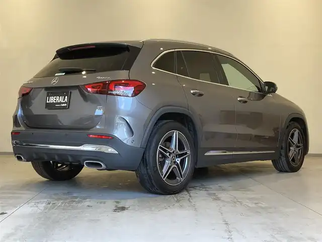 メルセデス・ベンツ Ｍ・ベンツ ＧＬＡ２００ｄ 4マチック AMGライン 熊本県 2022(令4)年 3.1万km マウンテングレー ・ワンオーナー/・スマートキー/・プッシュスタート/・DSR/・アクティブステアリングアシスト/・道路標識アシスト/・アクティブレーンキーピングアシスト/・アテンションアシスト/・ブラインドスポットモニター/・インテリジェントライトシステム/・クルーズコントロール(追従式)/・ハーフレザーシート/・前席パワーシート/・前席シートヒーター/・純正メモリナビ/　【Bluetooth・USB・AppleCarPlay・AndroidAuto】/・フルセグTV/・全方位カメラ/・ETC2.0/・パワーバックドア/・LEDヘッドランプ/・純正マット