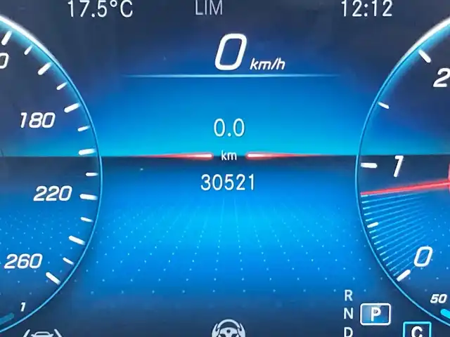 メルセデス・ベンツ Ｍ・ベンツ ＧＬＡ２００ｄ 4マチック AMGライン 熊本県 2022(令4)年 3.1万km マウンテングレー ・ワンオーナー/・スマートキー/・プッシュスタート/・DSR/・アクティブステアリングアシスト/・道路標識アシスト/・アクティブレーンキーピングアシスト/・アテンションアシスト/・ブラインドスポットモニター/・インテリジェントライトシステム/・クルーズコントロール(追従式)/・ハーフレザーシート/・前席パワーシート/・前席シートヒーター/・純正メモリナビ/　【Bluetooth・USB・AppleCarPlay・AndroidAuto】/・フルセグTV/・全方位カメラ/・ETC2.0/・パワーバックドア/・LEDヘッドランプ/・純正マット