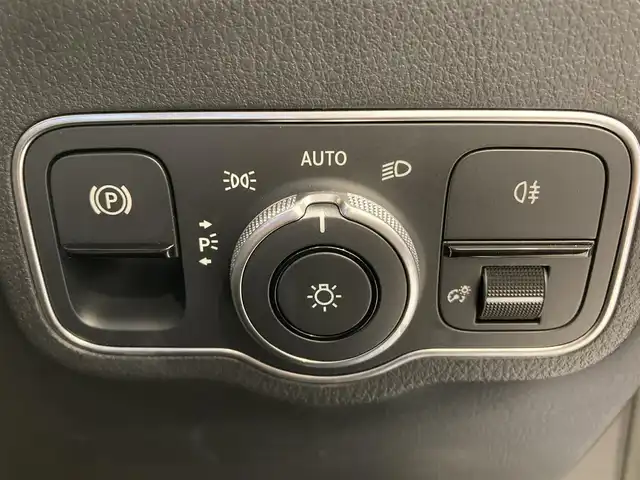 メルセデス・ベンツ Ｍ・ベンツ ＧＬＡ２００ｄ 4マチック AMGライン 熊本県 2022(令4)年 3.1万km マウンテングレー ・ワンオーナー/・スマートキー/・プッシュスタート/・DSR/・アクティブステアリングアシスト/・道路標識アシスト/・アクティブレーンキーピングアシスト/・アテンションアシスト/・ブラインドスポットモニター/・インテリジェントライトシステム/・クルーズコントロール(追従式)/・ハーフレザーシート/・前席パワーシート/・前席シートヒーター/・純正メモリナビ/　【Bluetooth・USB・AppleCarPlay・AndroidAuto】/・フルセグTV/・全方位カメラ/・ETC2.0/・パワーバックドア/・LEDヘッドランプ/・純正マット