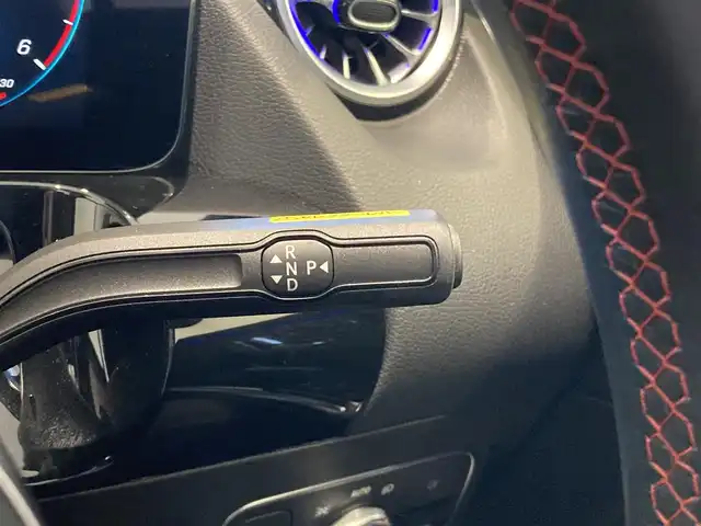 メルセデス・ベンツ Ｍ・ベンツ ＧＬＡ２００ｄ 4マチック AMGライン 熊本県 2022(令4)年 3.1万km マウンテングレー ・ワンオーナー/・スマートキー/・プッシュスタート/・DSR/・アクティブステアリングアシスト/・道路標識アシスト/・アクティブレーンキーピングアシスト/・アテンションアシスト/・ブラインドスポットモニター/・インテリジェントライトシステム/・クルーズコントロール(追従式)/・ハーフレザーシート/・前席パワーシート/・前席シートヒーター/・純正メモリナビ/　【Bluetooth・USB・AppleCarPlay・AndroidAuto】/・フルセグTV/・全方位カメラ/・ETC2.0/・パワーバックドア/・LEDヘッドランプ/・純正マット