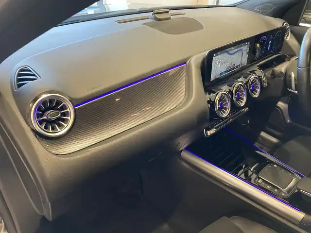 メルセデス・ベンツ Ｍ・ベンツ ＧＬＡ２００ｄ 4マチック AMGライン 熊本県 2022(令4)年 3.1万km マウンテングレー ・ワンオーナー/・スマートキー/・プッシュスタート/・DSR/・アクティブステアリングアシスト/・道路標識アシスト/・アクティブレーンキーピングアシスト/・アテンションアシスト/・ブラインドスポットモニター/・インテリジェントライトシステム/・クルーズコントロール(追従式)/・ハーフレザーシート/・前席パワーシート/・前席シートヒーター/・純正メモリナビ/　【Bluetooth・USB・AppleCarPlay・AndroidAuto】/・フルセグTV/・全方位カメラ/・ETC2.0/・パワーバックドア/・LEDヘッドランプ/・純正マット